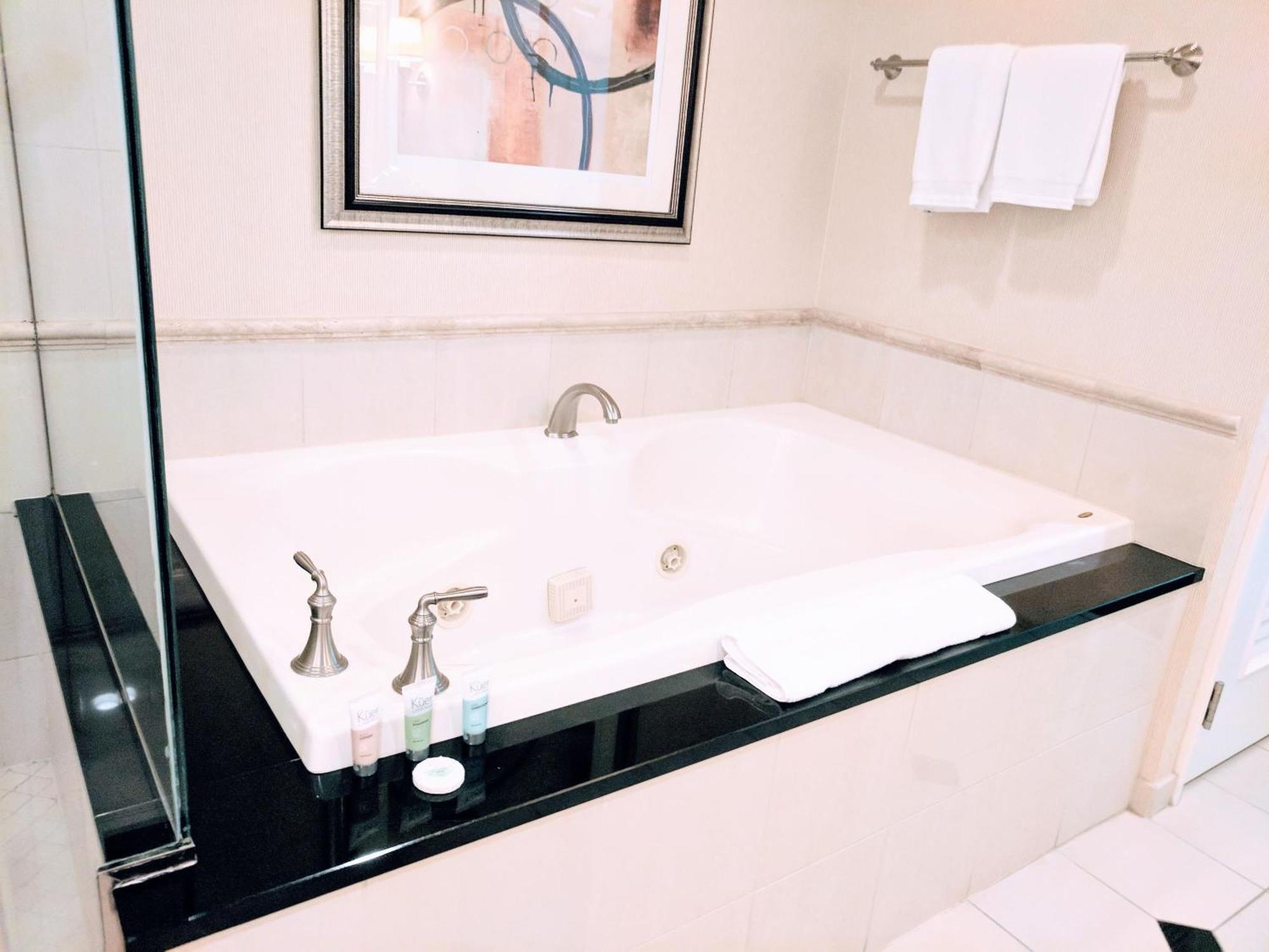 לאס וגאס Strip & Sphere View - Separate Living Room - 2 Full Bath - Full Kitchen - Balcony - 900 Sqft - Mgm Signature מראה חיצוני תמונה